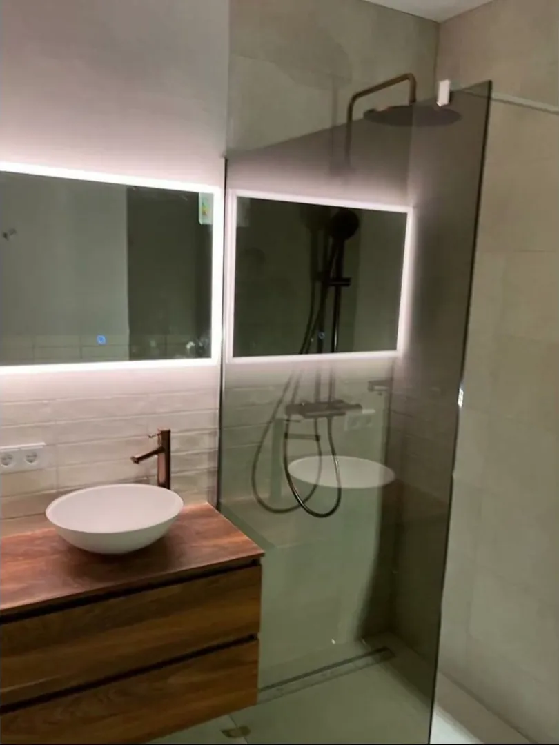 Afgewerkte badkamer met inloopdouche en verlichte spiegel