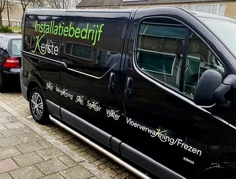 De zwarte bus van Installatiebedrijf Kerste met groene belettering