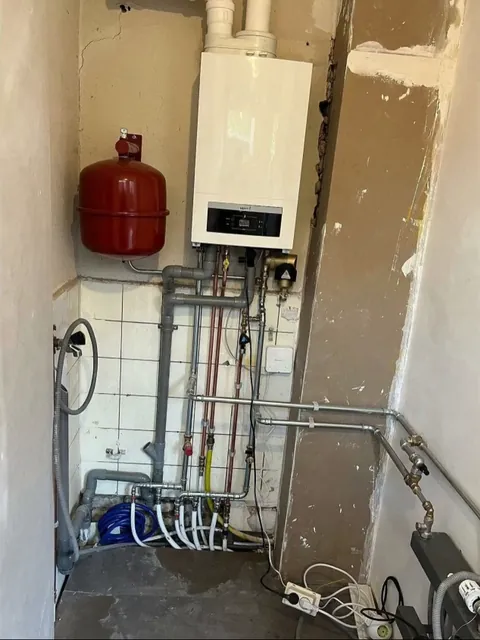 Cv-ketel met nieuw leidingwerk tijdens een verbouwing