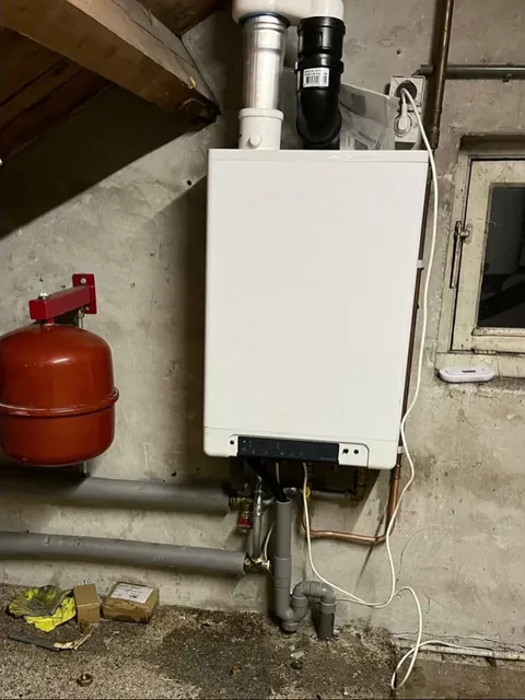 Nieuw opgehangen cv-ketel met expansievat