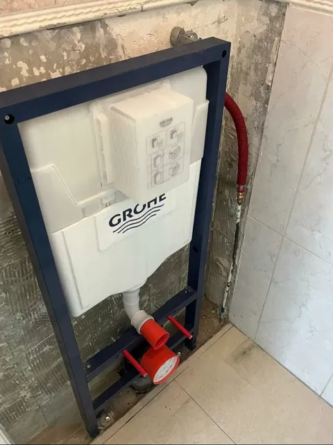 Geplaatst inbouwreservoir voor een hangtoilet, nog voor het tegelwerk