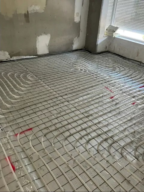 Vloerverwarmingsleidingen in de vloer, klaar om af te werken